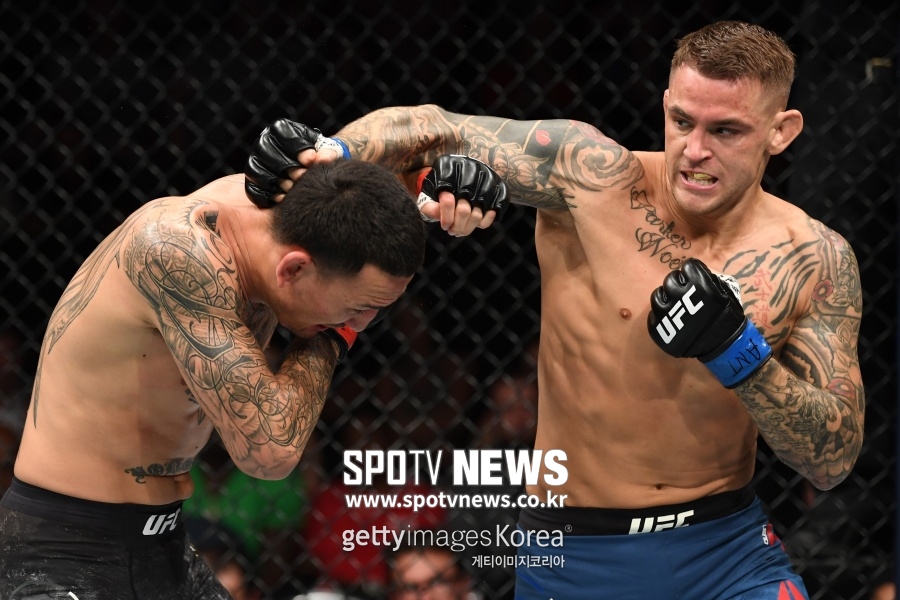 UFC 페더급 챔피언 할로웨이, 라이트급 타이틀전 판정패…13연승 끝