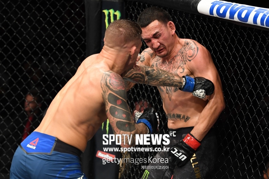 UFC 페더급 챔피언 할로웨이, 라이트급 타이틀전 판정패…13연승 끝
