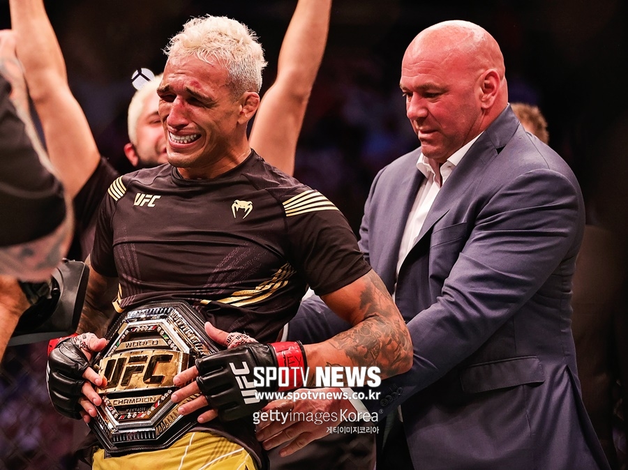 올리베이라 새 UFC 챔피언…2라운드 TKO 승리